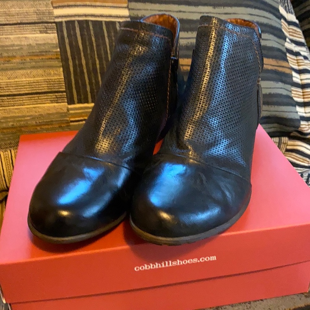 Cobb Hill Gratasha V-Cut Boot in size 10w.